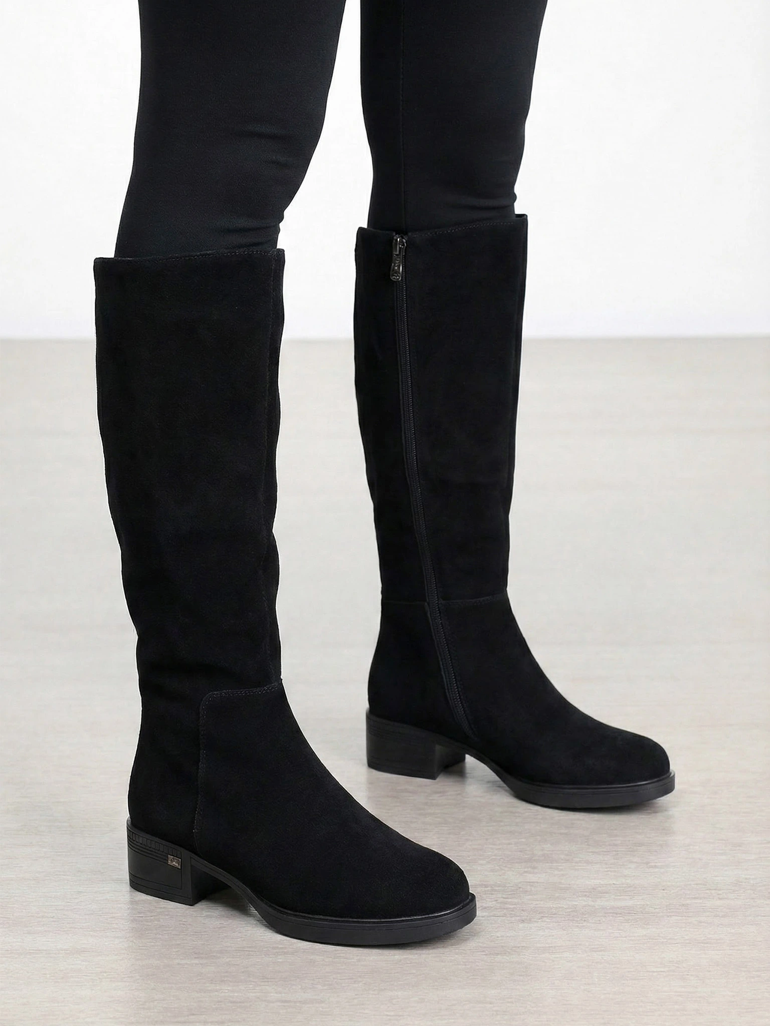 Сапоги черного цвета из натуральной замши со стразами